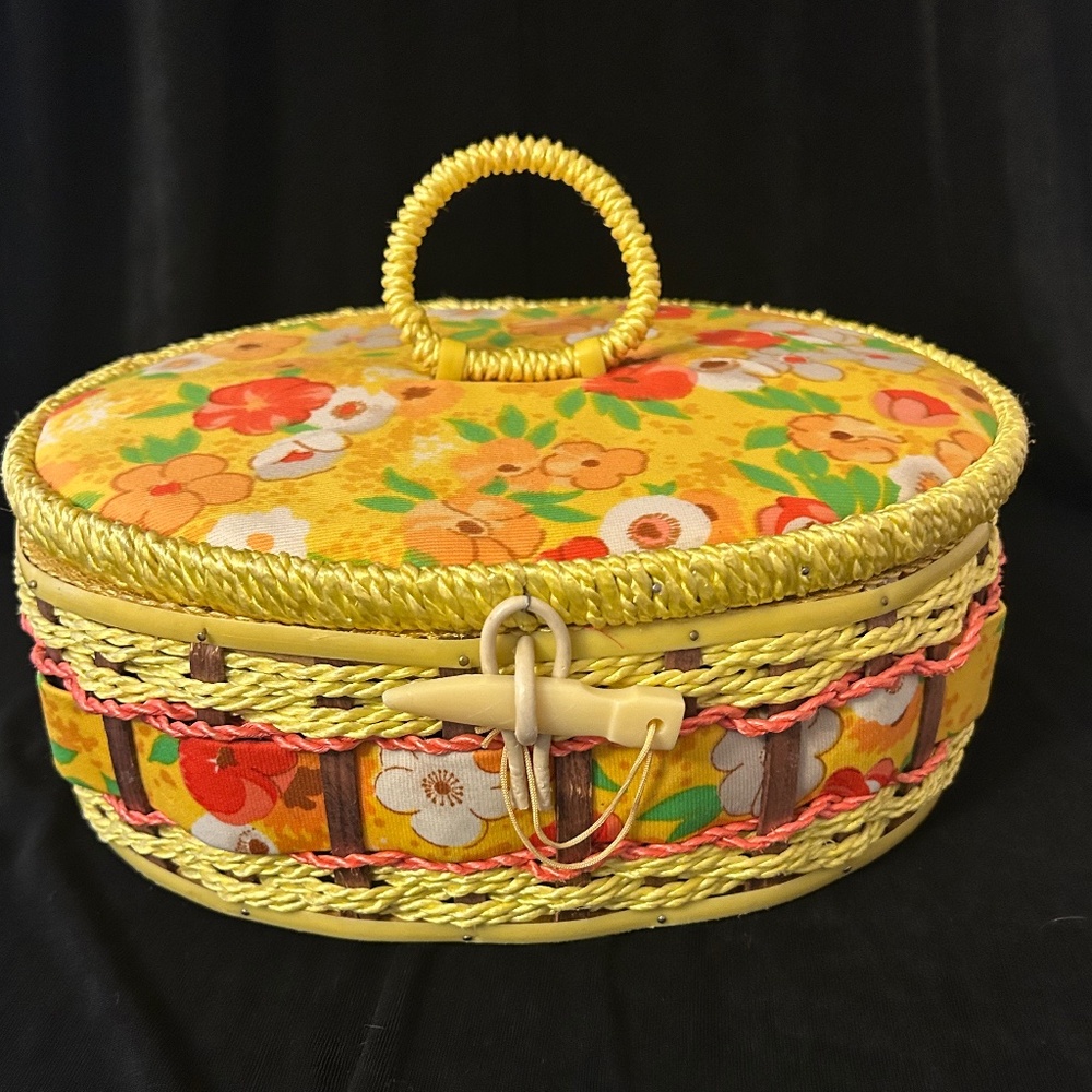1960"s vintage sewing basket. - Picture 3 of 9